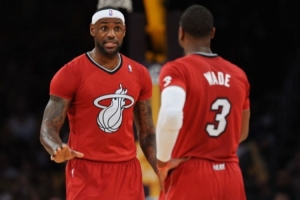 哪件圣诞球衣最好看?大logo短袖遭诟病 “圣诞贺卡”成经典