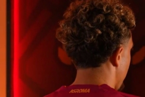 九游体育网页版-罗马官方晒视频欢迎埃纳奥伊加盟，球员身穿8号战袍