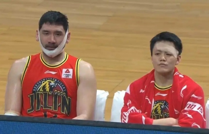 九游体育网页版-WNBA赛场对抗激烈，狂热队前锋赫尔眼部受伤形似熊猫