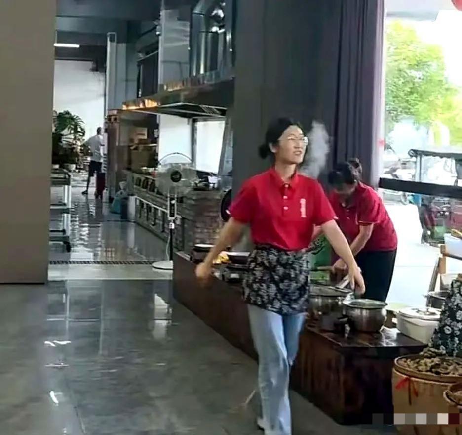 九游体育网页版-“扁担女孩”刘燕的现状被曝，网传的高考成绩均为不实！网友爆评