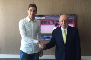 九游体育-出道10年！2015年3月16岁多纳鲁马与米兰签订合同，10月意甲首秀