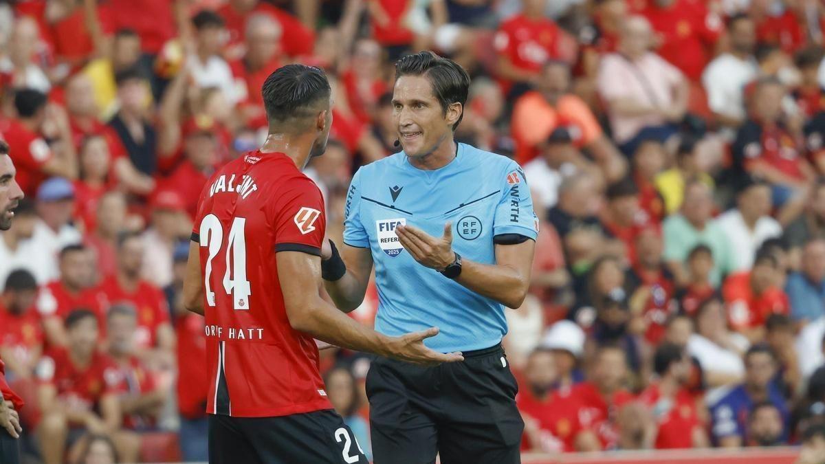 每体:巴萨首轮联赛裁判双重标准引发争议,数百球迷提前退场