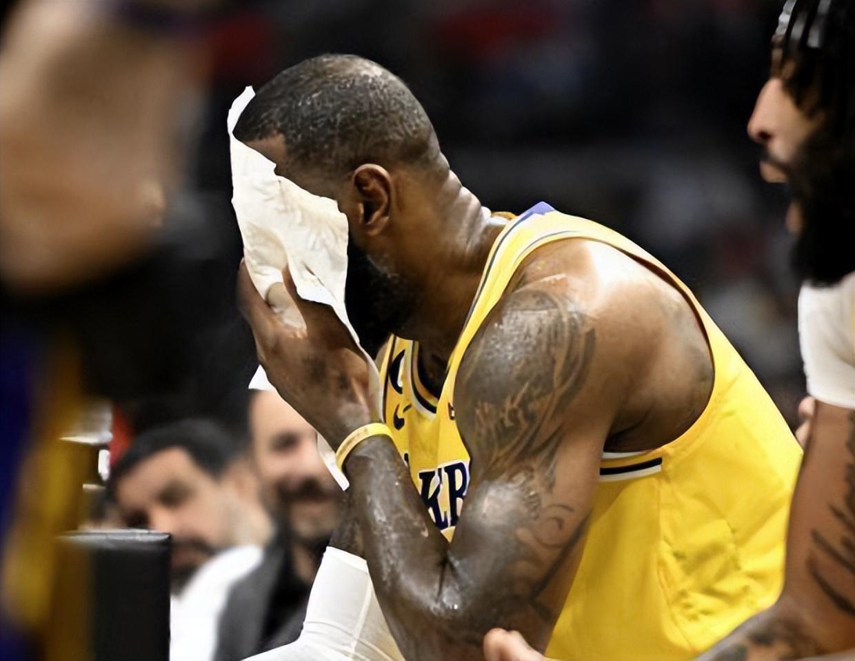 詹皇回归最大受害者！他上场的第1天，湖人12+18猛将就立刻被弃用