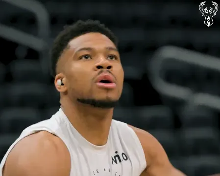 九游体育官方网站-他来了！雄鹿官方晒字母哥积极投入赛前热身的瞬间