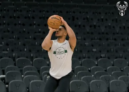 九游体育官方网站-他来了！雄鹿官方晒字母哥积极投入赛前热身的瞬间