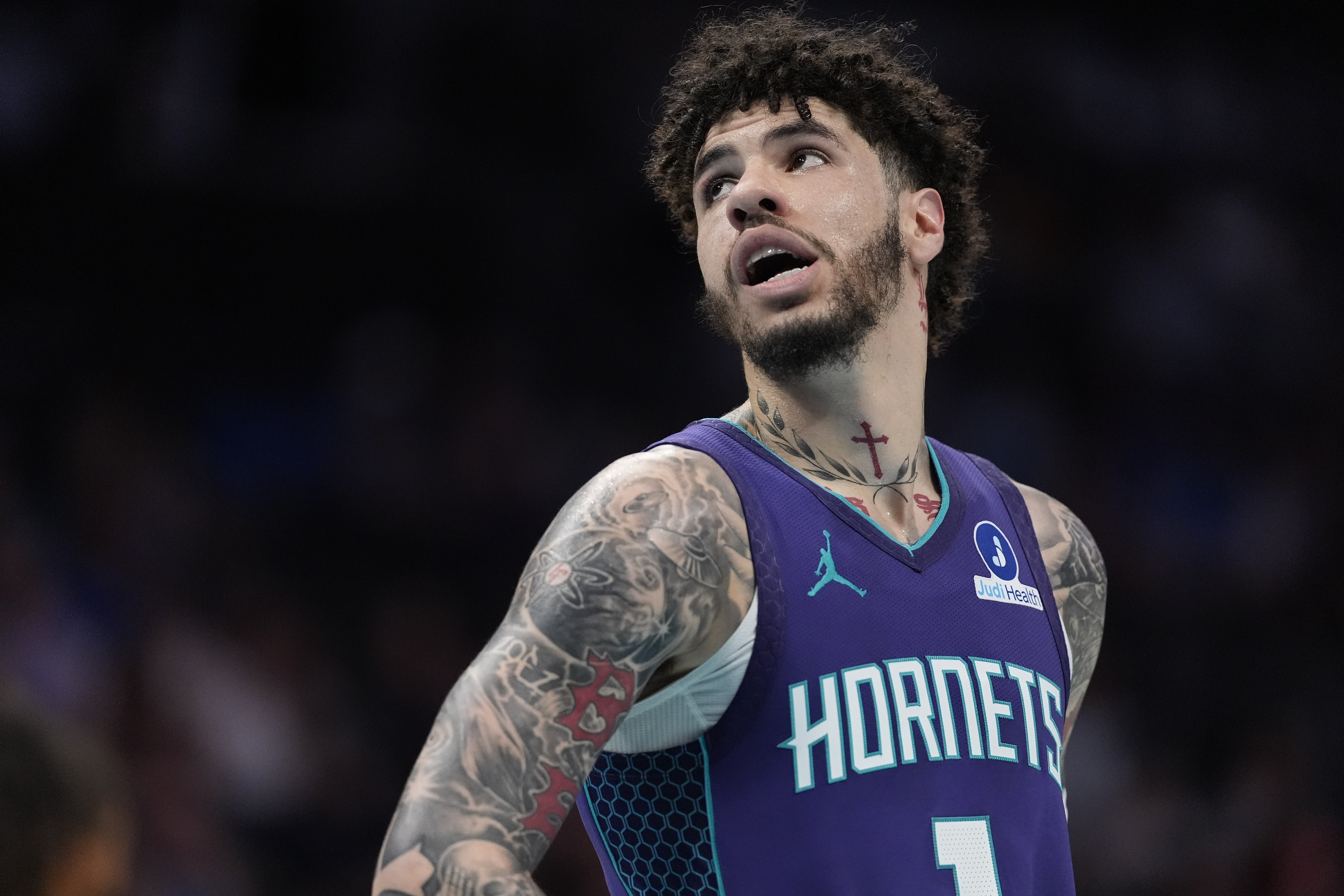 虎头蛇尾！拉梅洛·鲍尔24中12&amp;三分15中6空砍36+5+6 末节零分